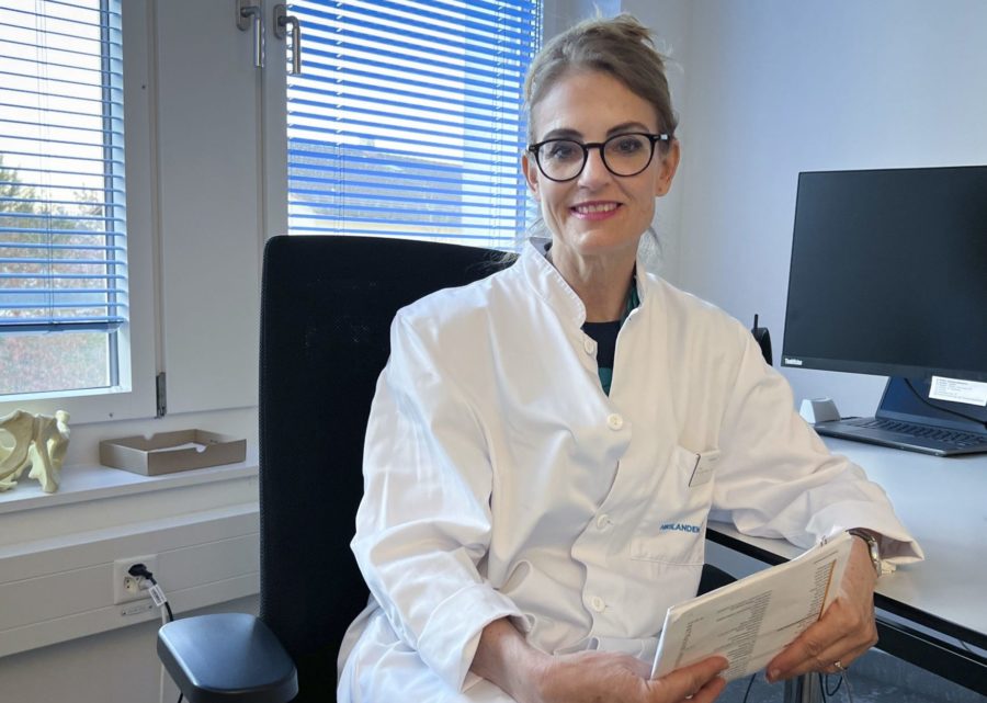 Monika Jaquenod, Schmerzspezialistin und Palliative-Care-Ärztin, sitzt an einem Schreibtisch in der Praxis in Zürich.