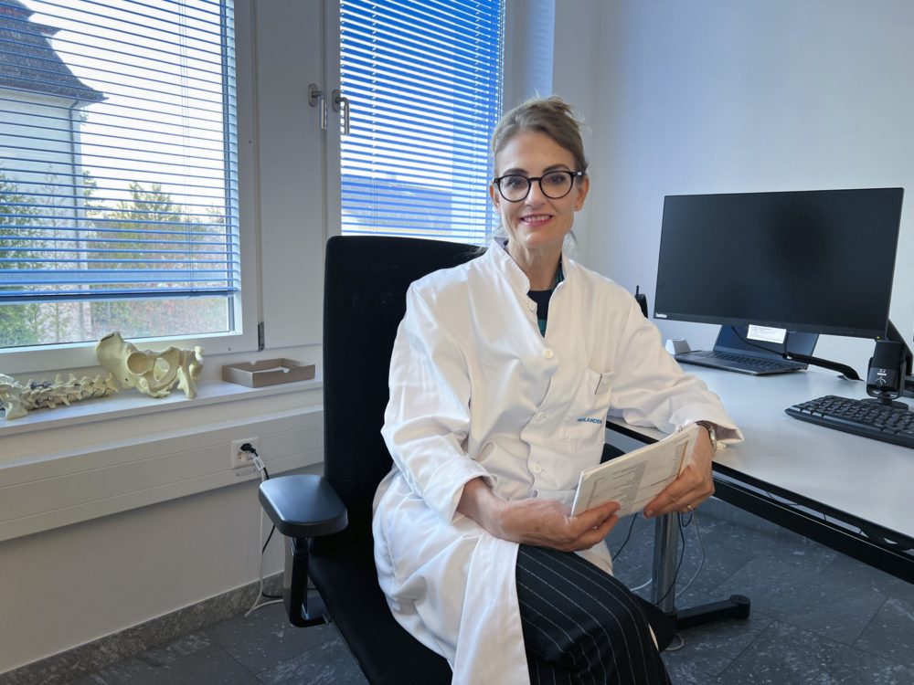 Monika Jaquenod, Schmerzspezialistin und Palliative-Care-Ärztin, sitzt an einem Schreibtisch in der Praxis in Zürich.