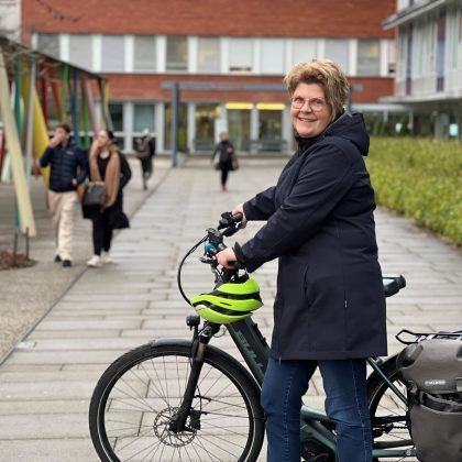 Palliaviva-Mitarbeiterin Rose Marij Wijnands mit ihrem Velo vor dem Spital Bülach.