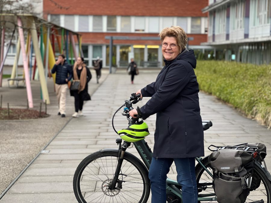 Palliaviva-Mitarbeiterin Rose Marij Wijnands mit ihrem Velo vor dem Spital Bülach.