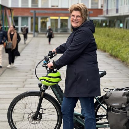 Palliaviva-Mitarbeiterin Rose Marij Wijnands mit ihrem Velo vor dem Spital Bülach.