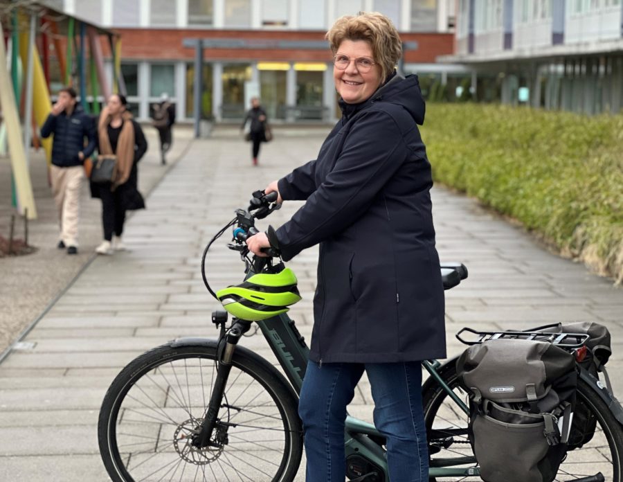 Palliaviva-Mitarbeiterin Rose Marij Wijnands mit ihrem Velo vor dem Spital Bülach.