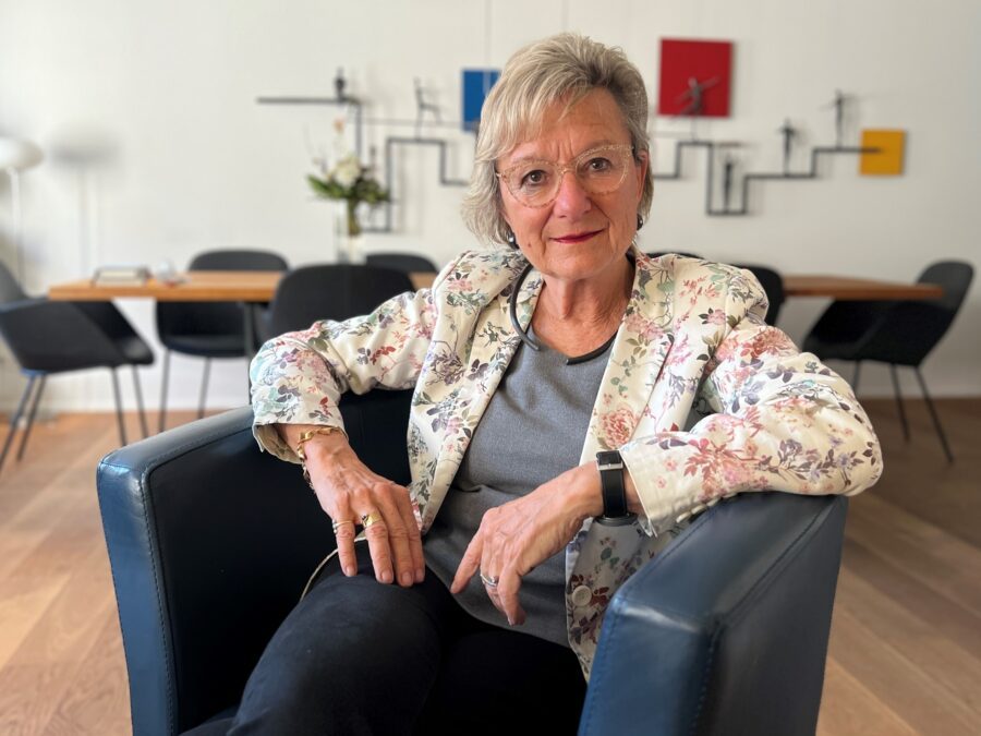 Porträt von Marianne Ott in ihrer Wohnung in der Altstadt von Winterthur.