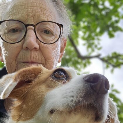 Porträt von Erika Rolli mit ihrem Hund Nala.