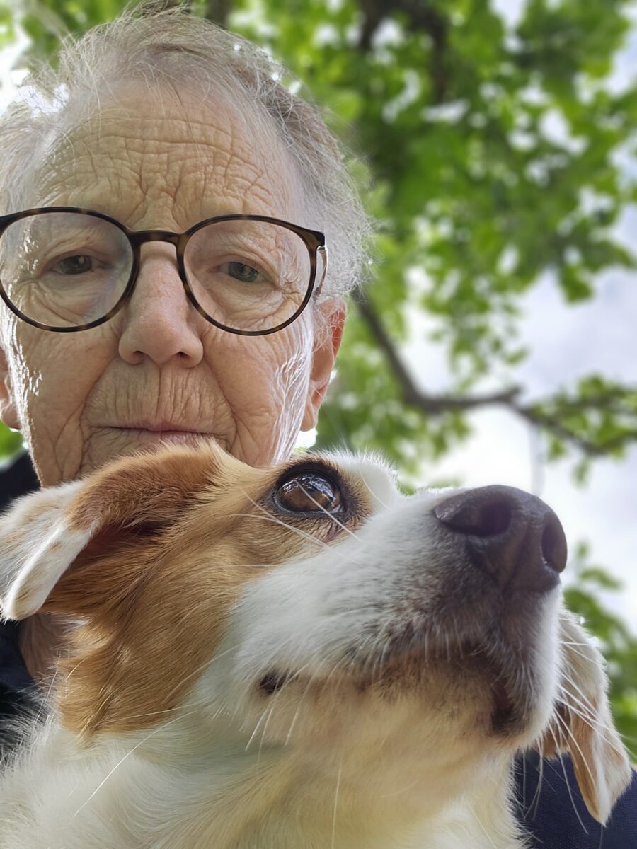 Porträt von Erika Rolli mit ihrem Hund Nala.