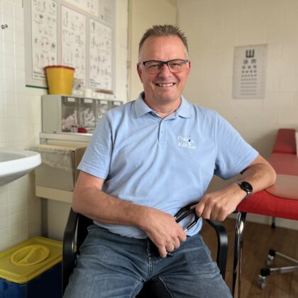 Hausarzt Bruno Köhler sitzt in seiner Praxis in Mettmenstetten.