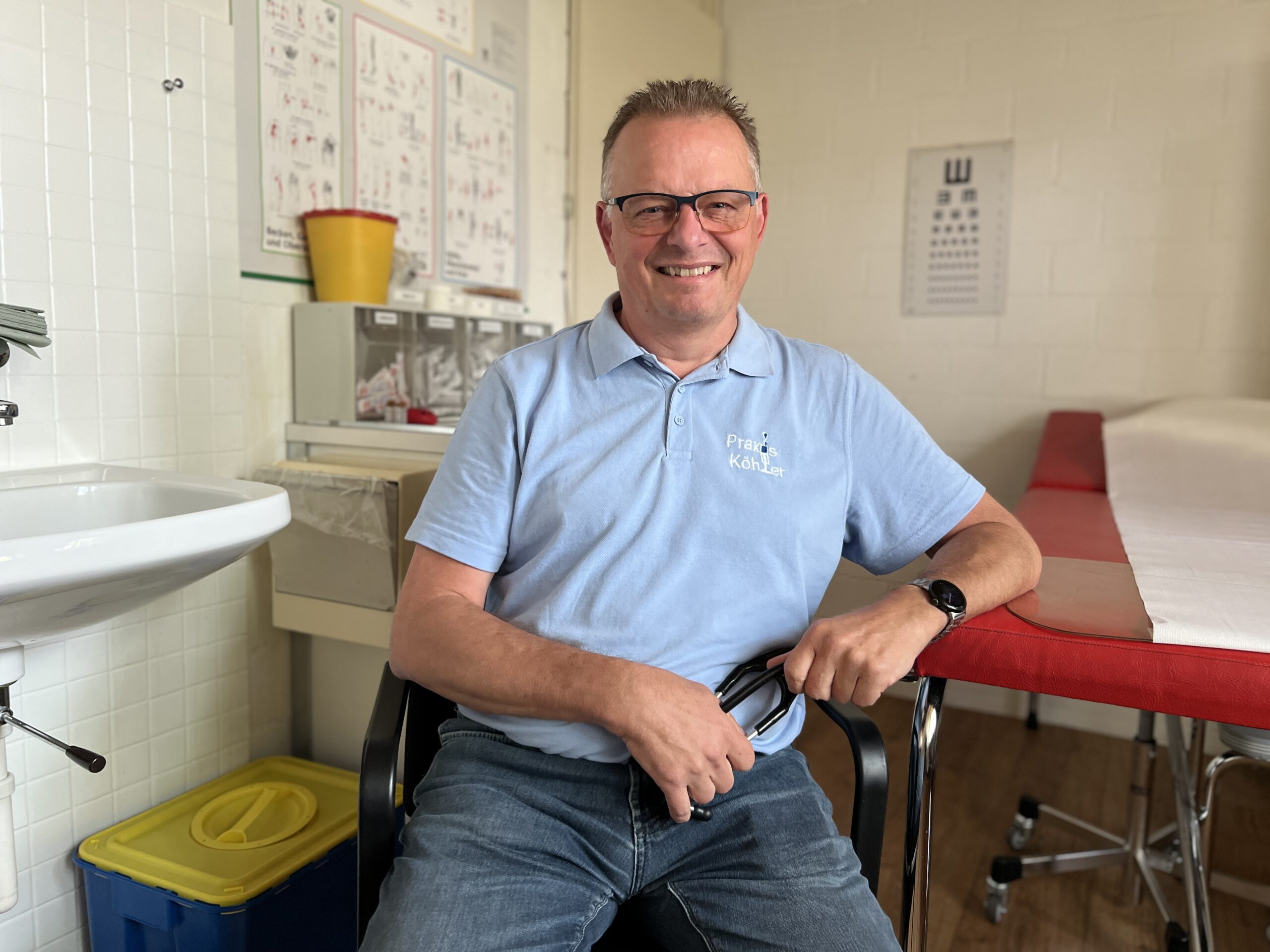 Hausarzt Bruno Köhler sitzt in seiner Praxis in Mettmenstetten.