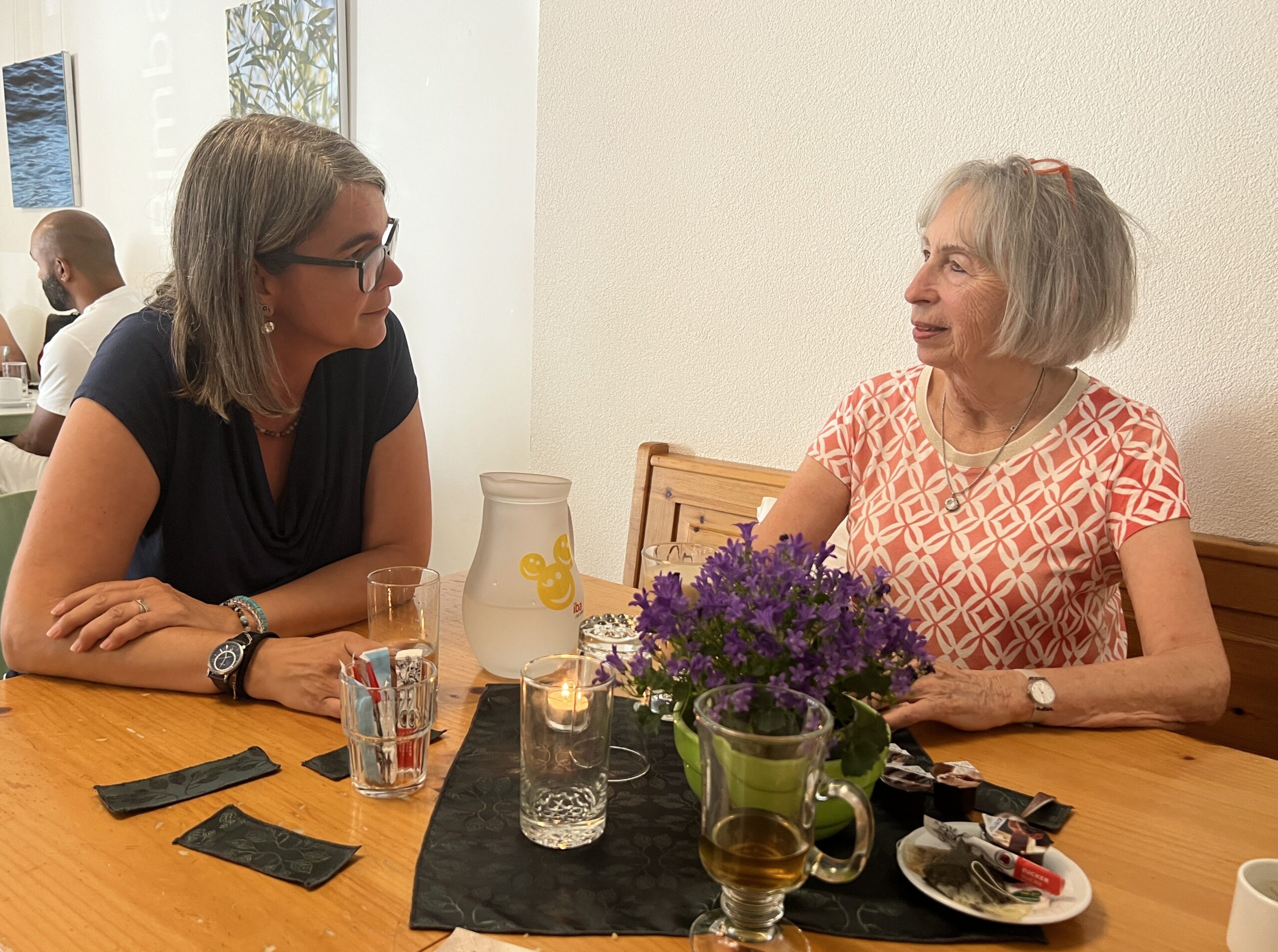 Eine Gesprächssituation mit zwei Frauen beim VivaKafi in Bülach.