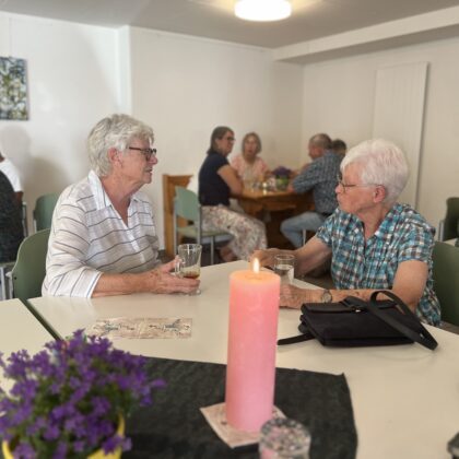 Eine Gesprächssituation mit zwei Frauen am VivaKafi in Bülach.