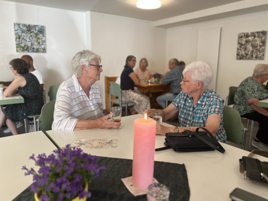 Eine Gesprächssituation mit zwei Frauen am VivaKafi in Bülach.