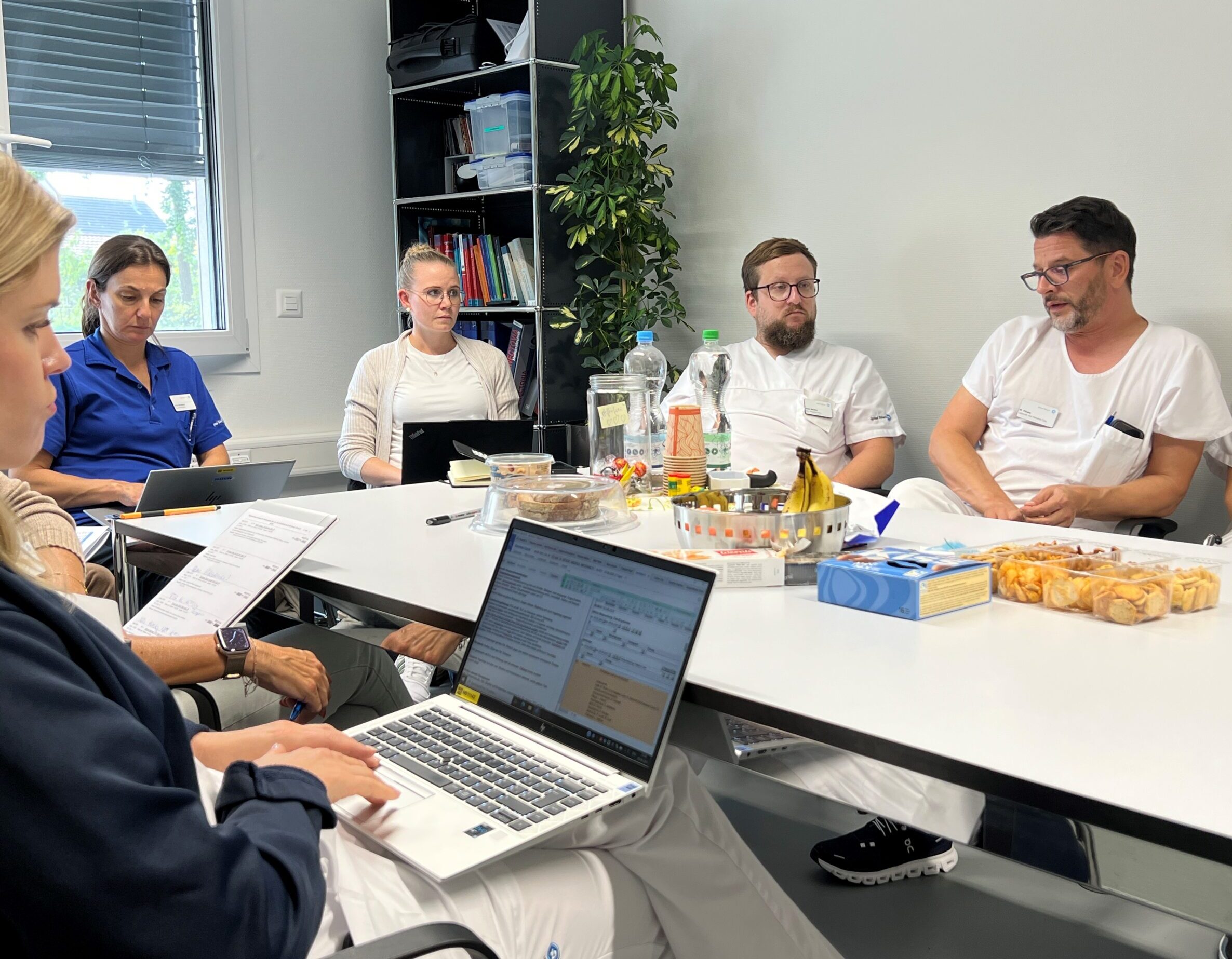 Andrea Baschnagel am interdisziplinären Rapport im Spital Bülach.