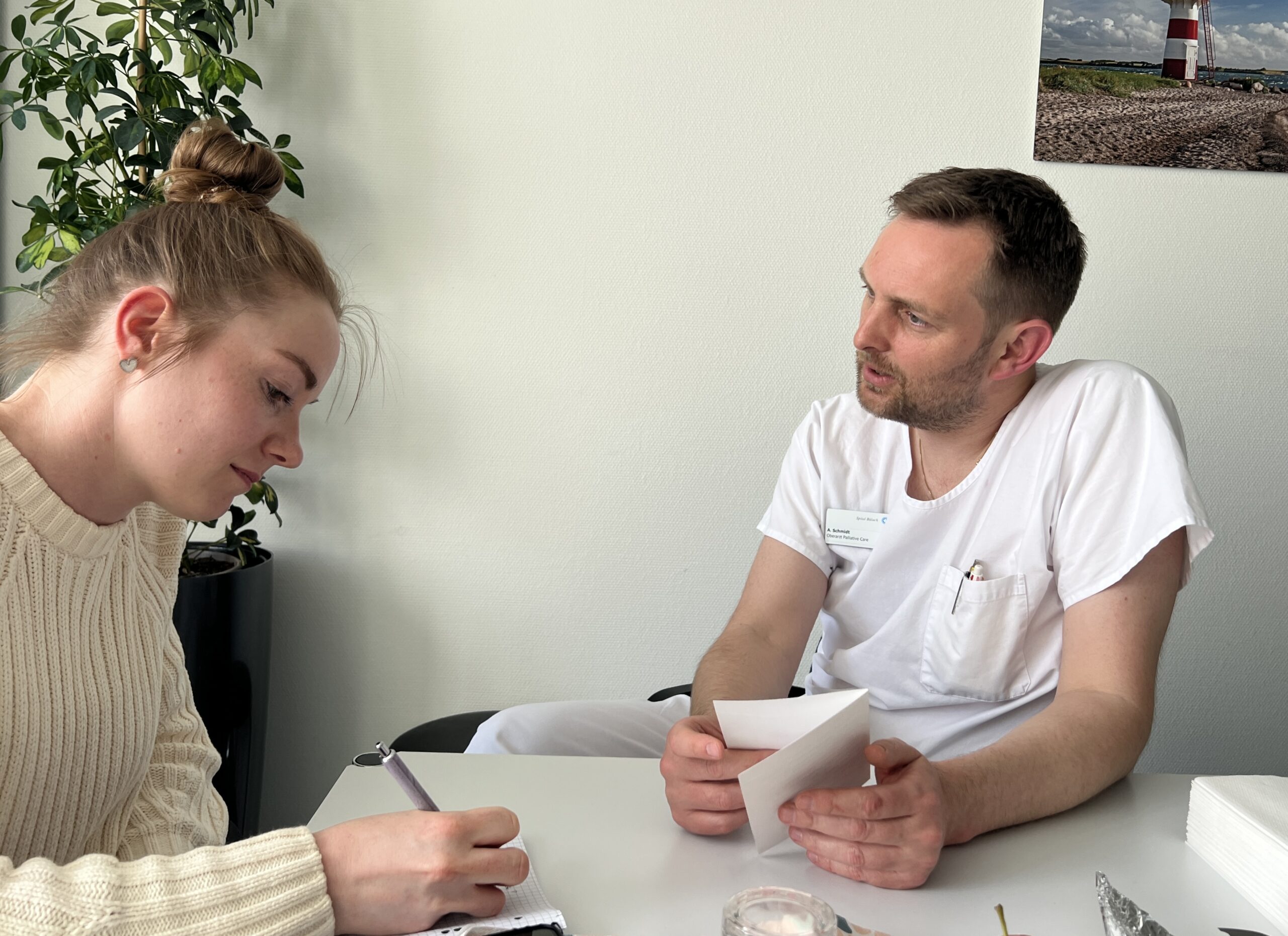 Linda Wallner von Palliaviva mit dem Palliativarzt Alf Schmidt im Spital Bülach.